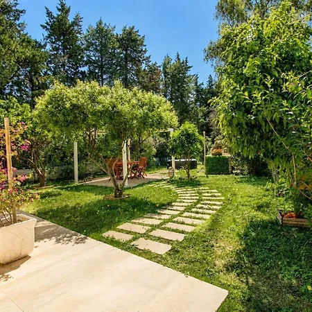 Capitana Garden Pergola Near The Ferienhaus Quartu SantʼElena