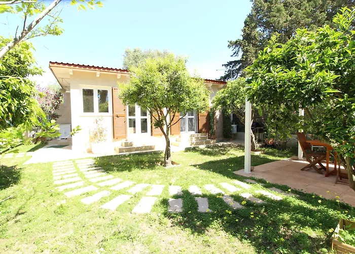 Boutique Garden Hideaway Romantic Pergola & Fast Wi-fi & Parking - Close To Beaches Dom wakacyjny